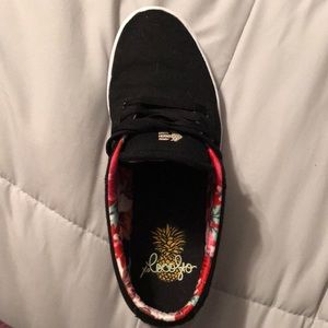 Pretty red accent Etnies sneakers